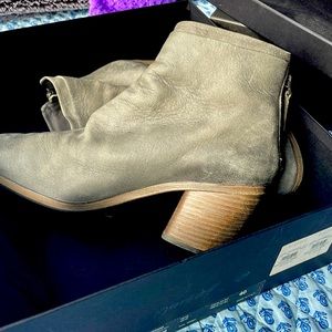 Gorgeous SIZE 40 / 10 Made in Italy Marsell grey booties.